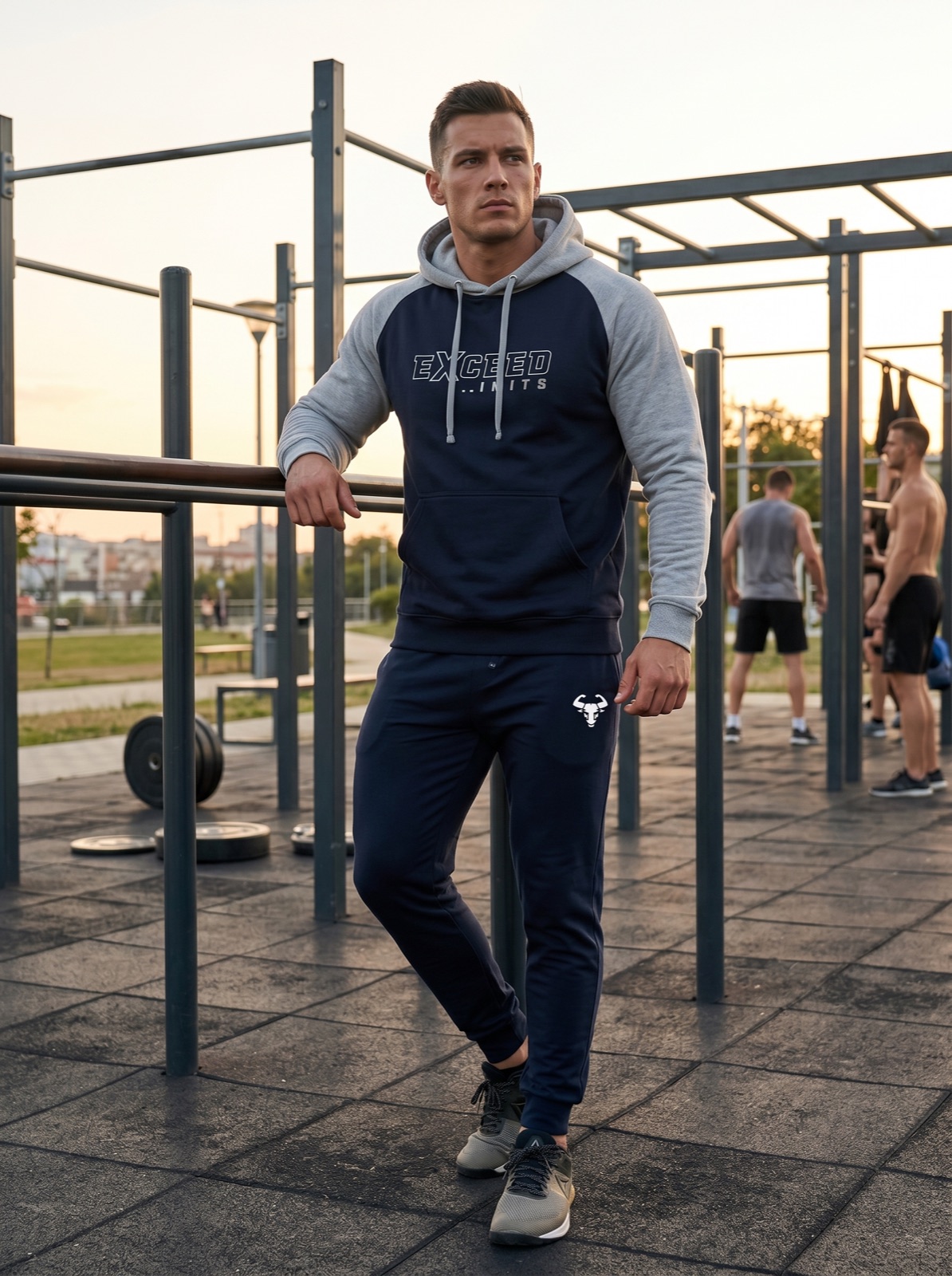 Contrast Raglan Hoodie Navy/Grau Contrast Raglan Hoodie in Navy/Grau, getragen im Training