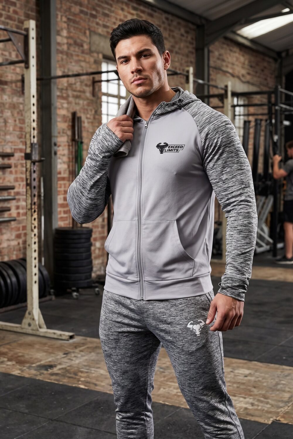 Contrast Zip Hoodie in Grau meliert, getragen im Training