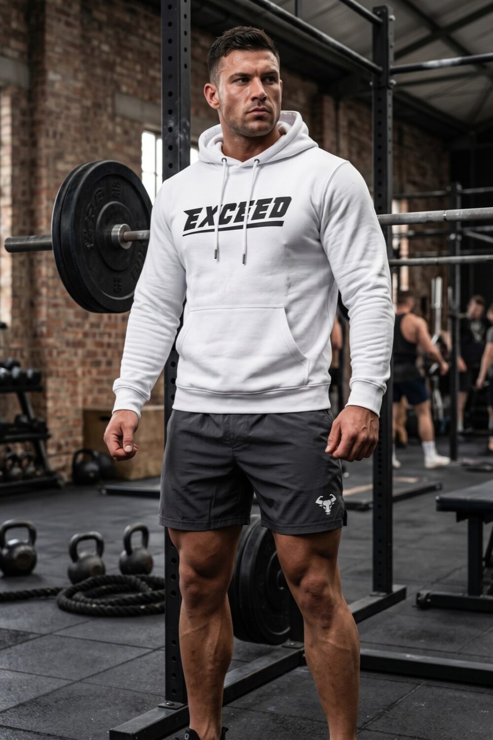 Statement Hoodie in Weiß, getragen im Training