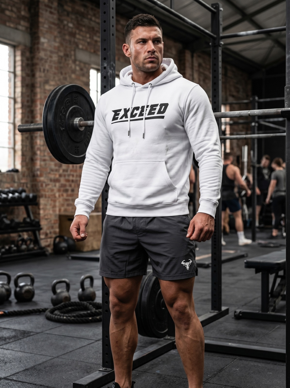 Statement Hoodie Weiß Statement Hoodie in Weiß, getragen im Training